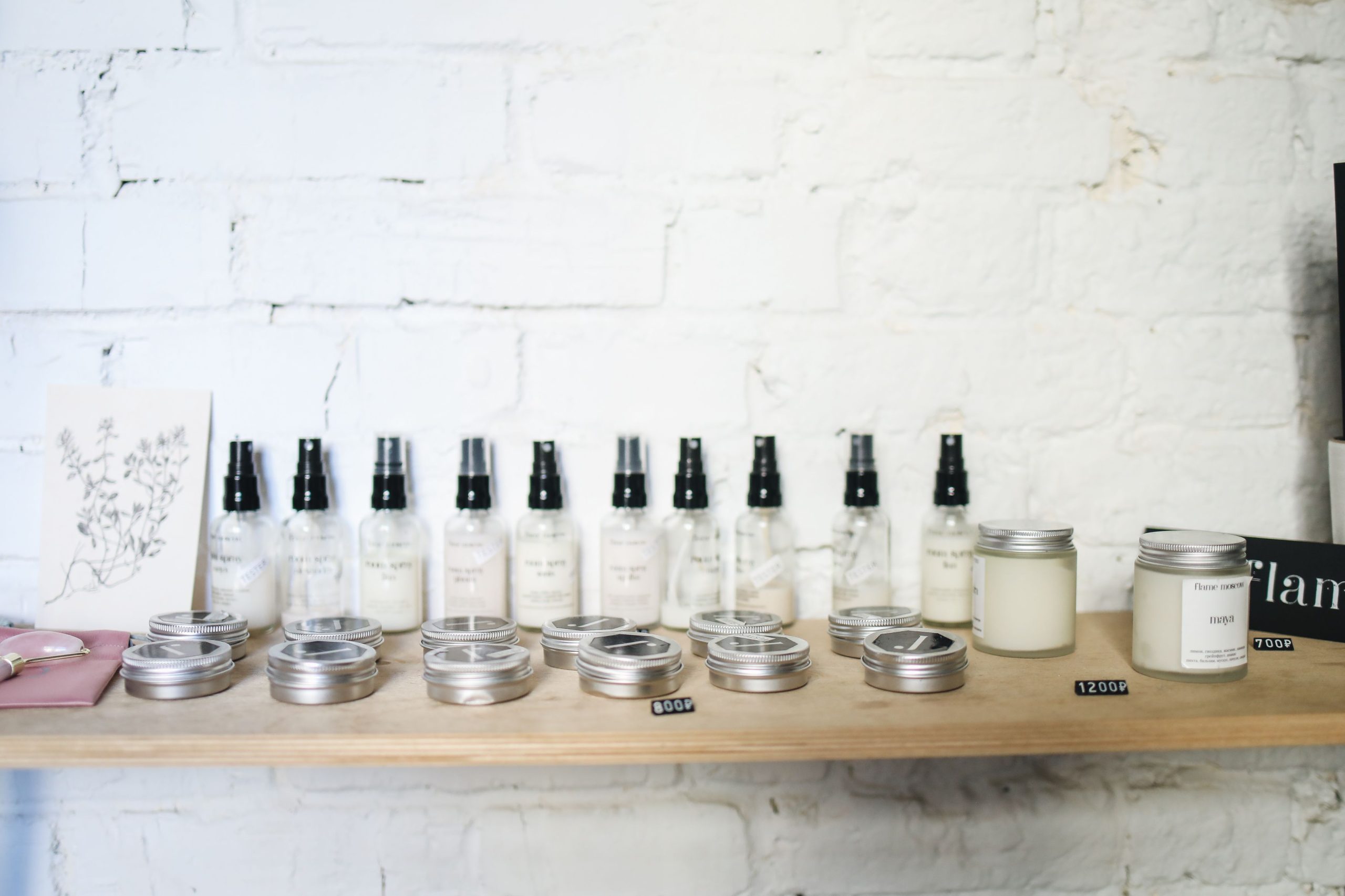 Produits de soin minimalistes sur étagère bois