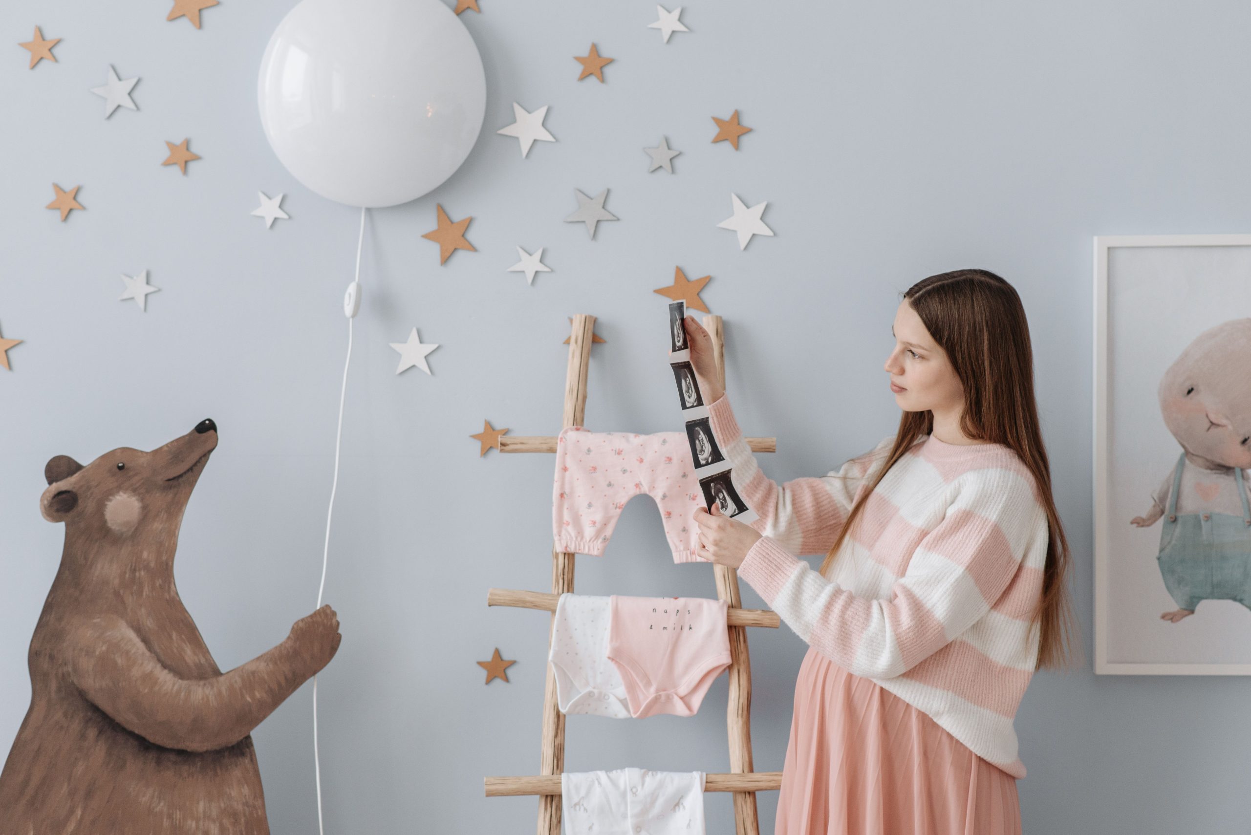 Mère enceinte avec échographies chambre bébé