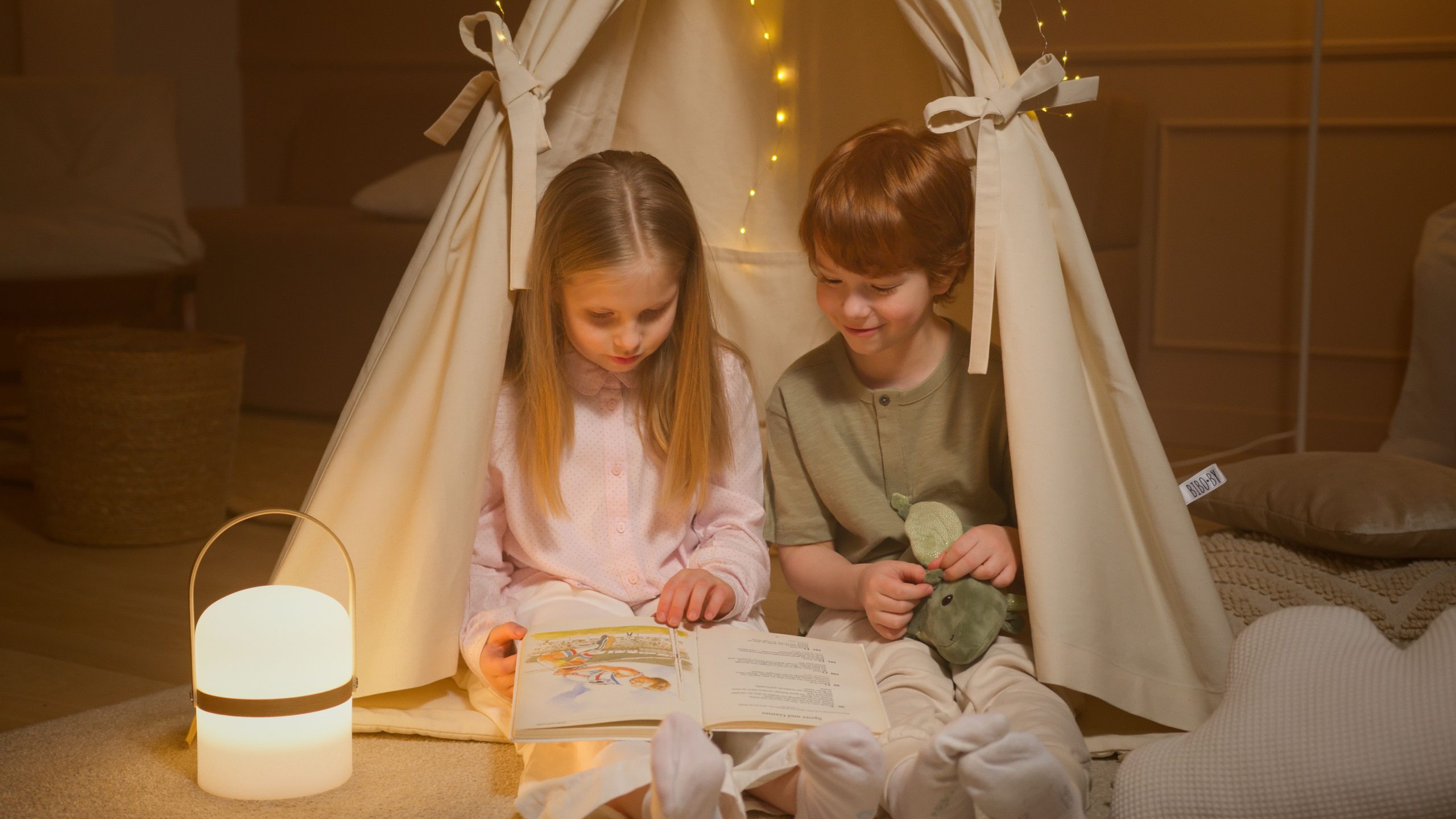Enfants lisant dans une tente cosy et chaleureuse
