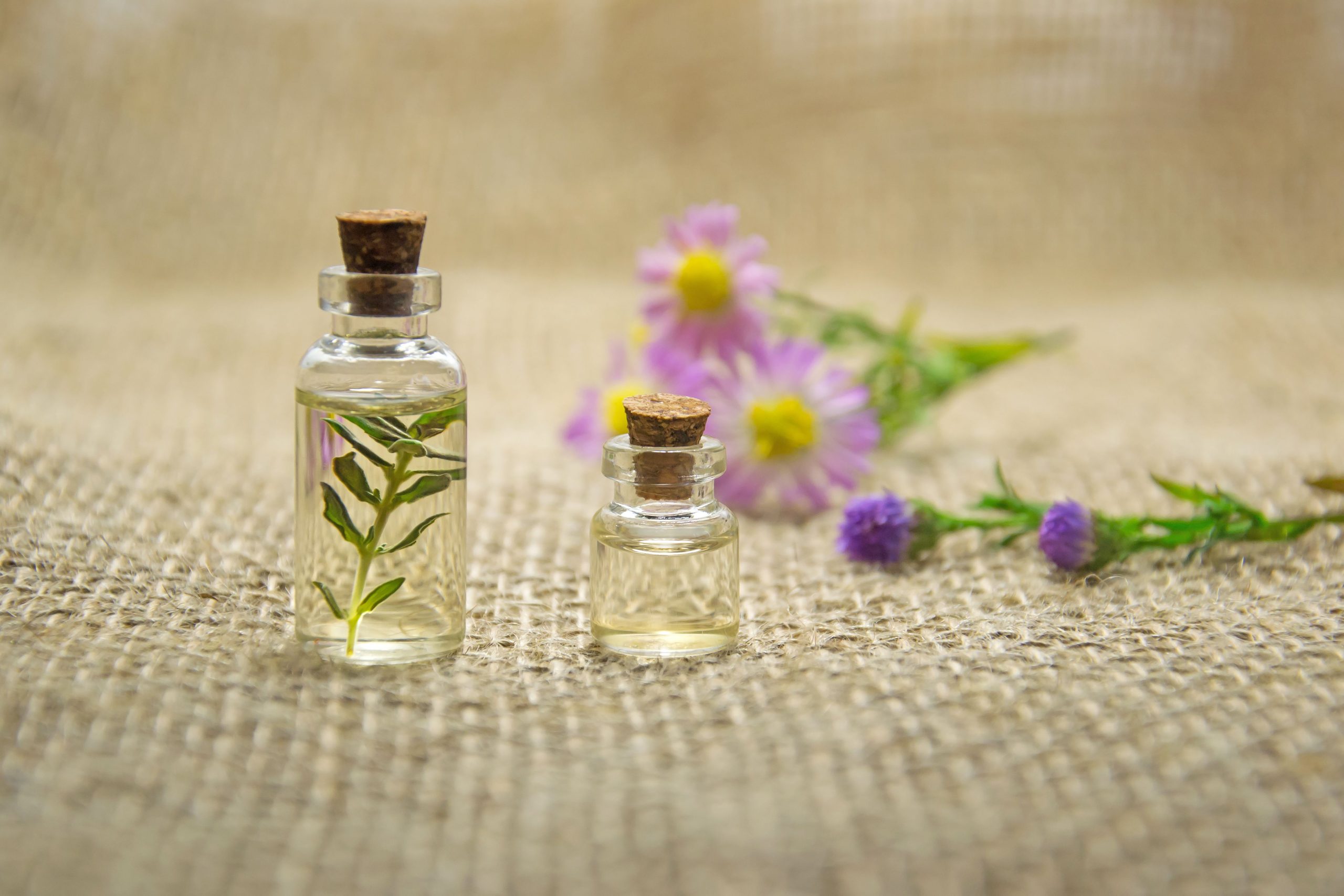 Flacons d'huiles essentielles et fleurs fraiches naturelles