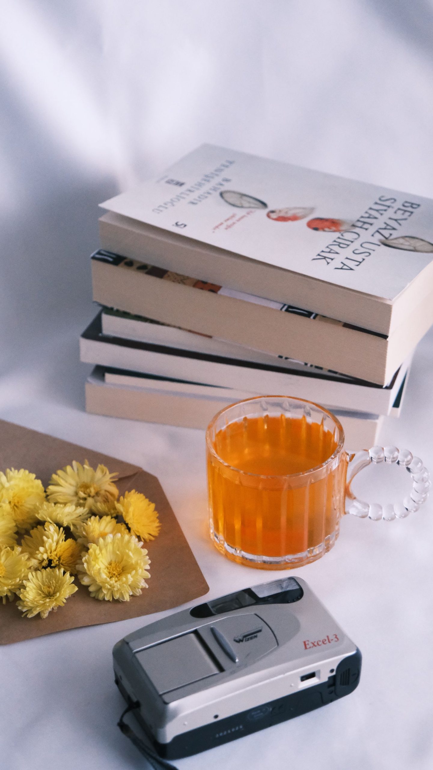 Une table, un flacon, un carnet ouvert