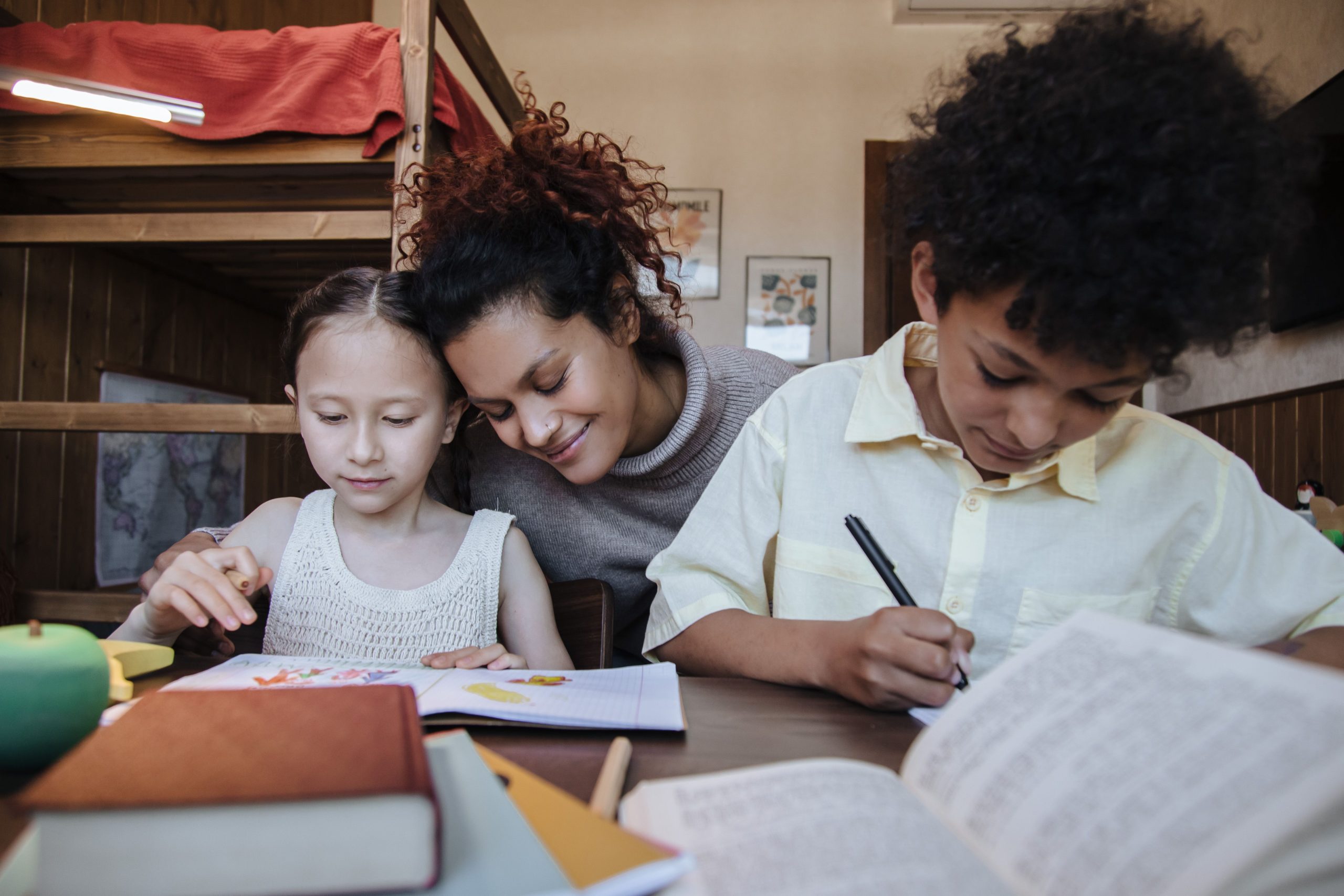 Mère crée avec ses enfants à la maison