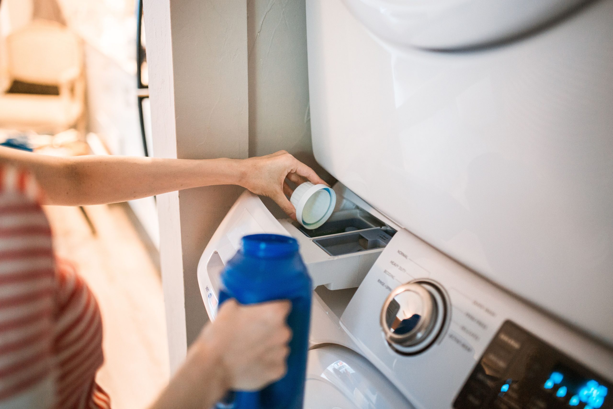 Gros plan versement détergent dans machine avant